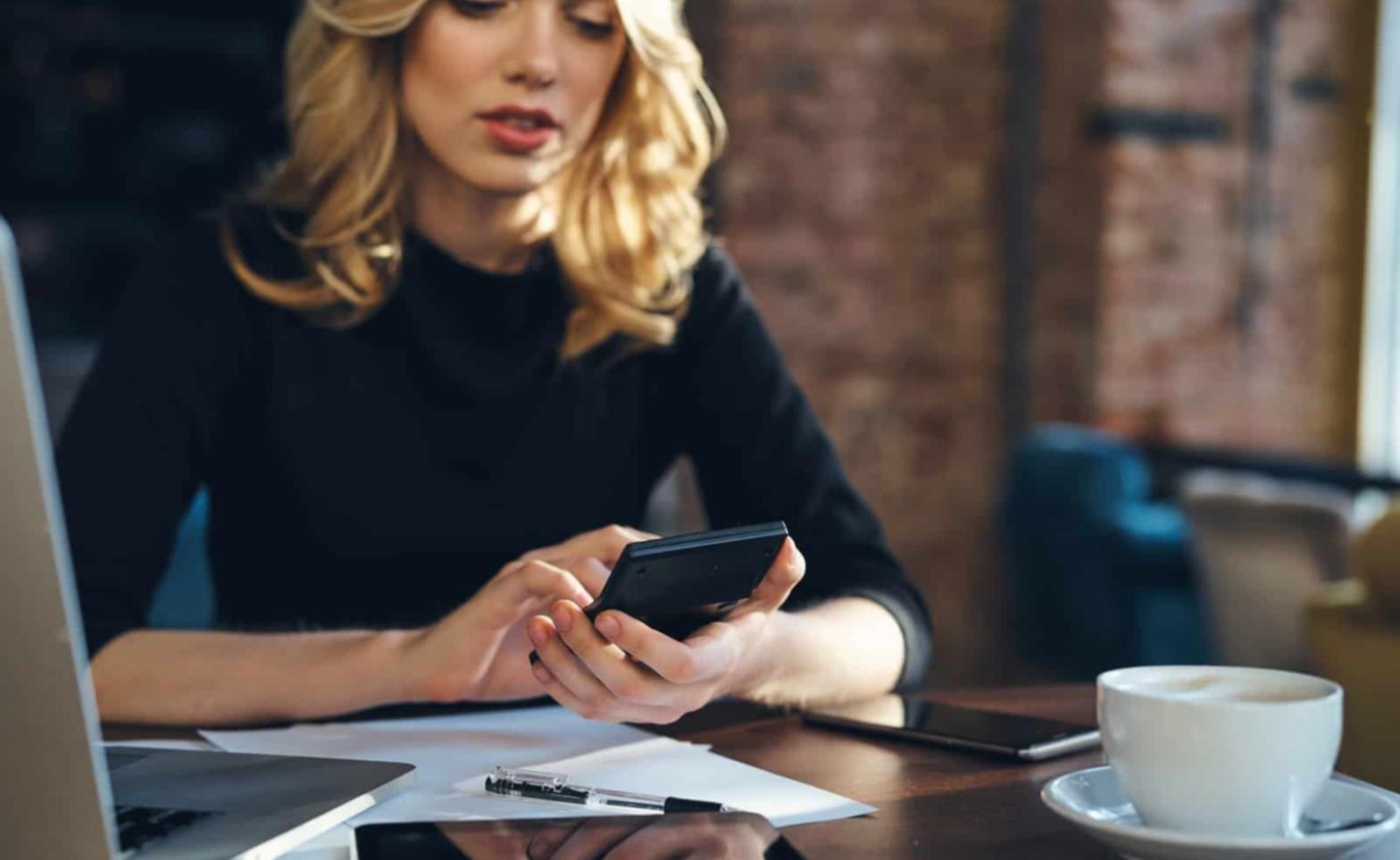 Teamarbeit im Projektraum mit transparenten Budgetanalysen auf digitalen Displays